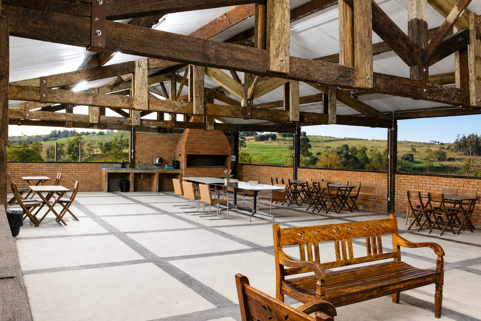 Cantina coberta com vista para o campo