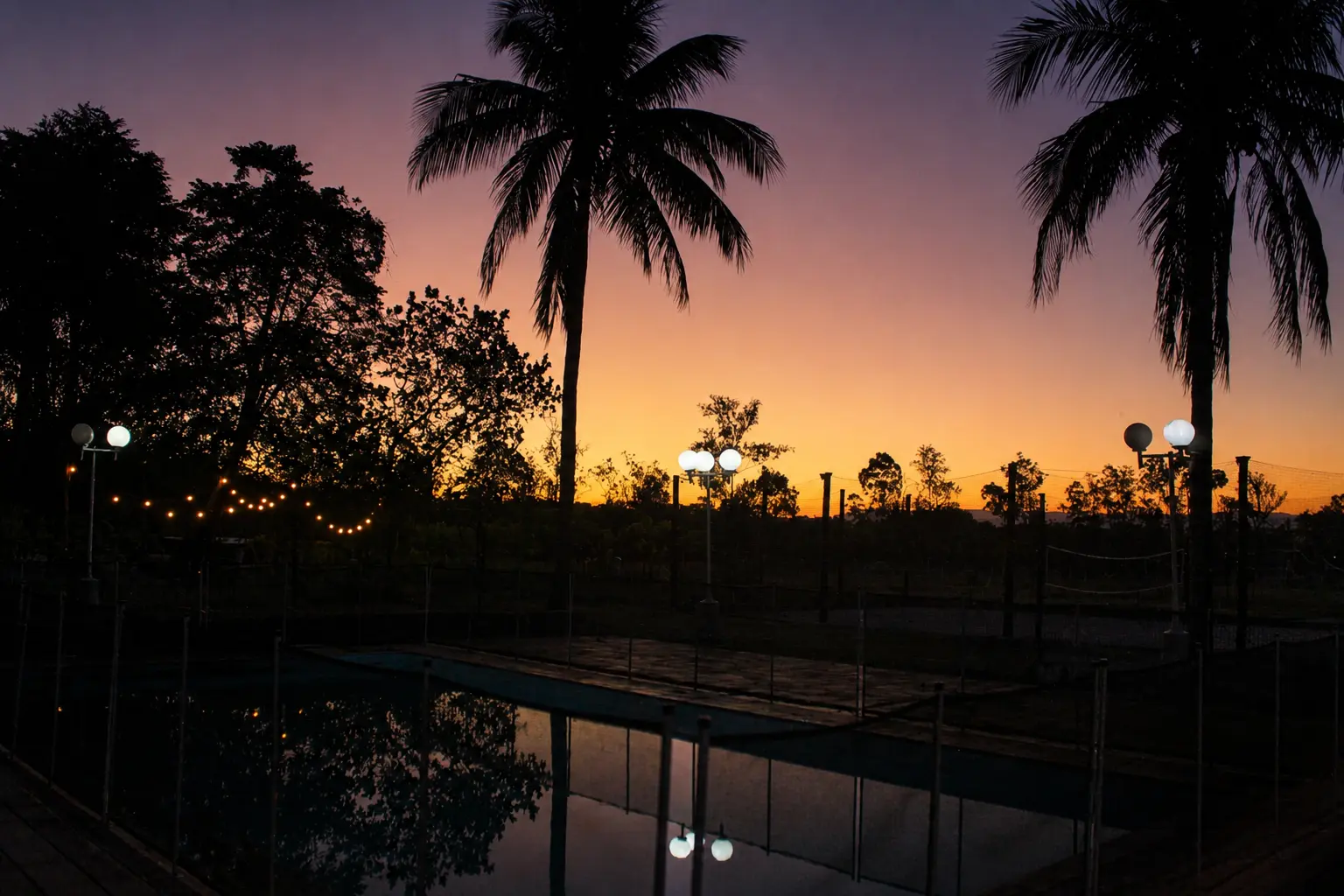 Piscina ao entardecer no Haras Porto Nobre