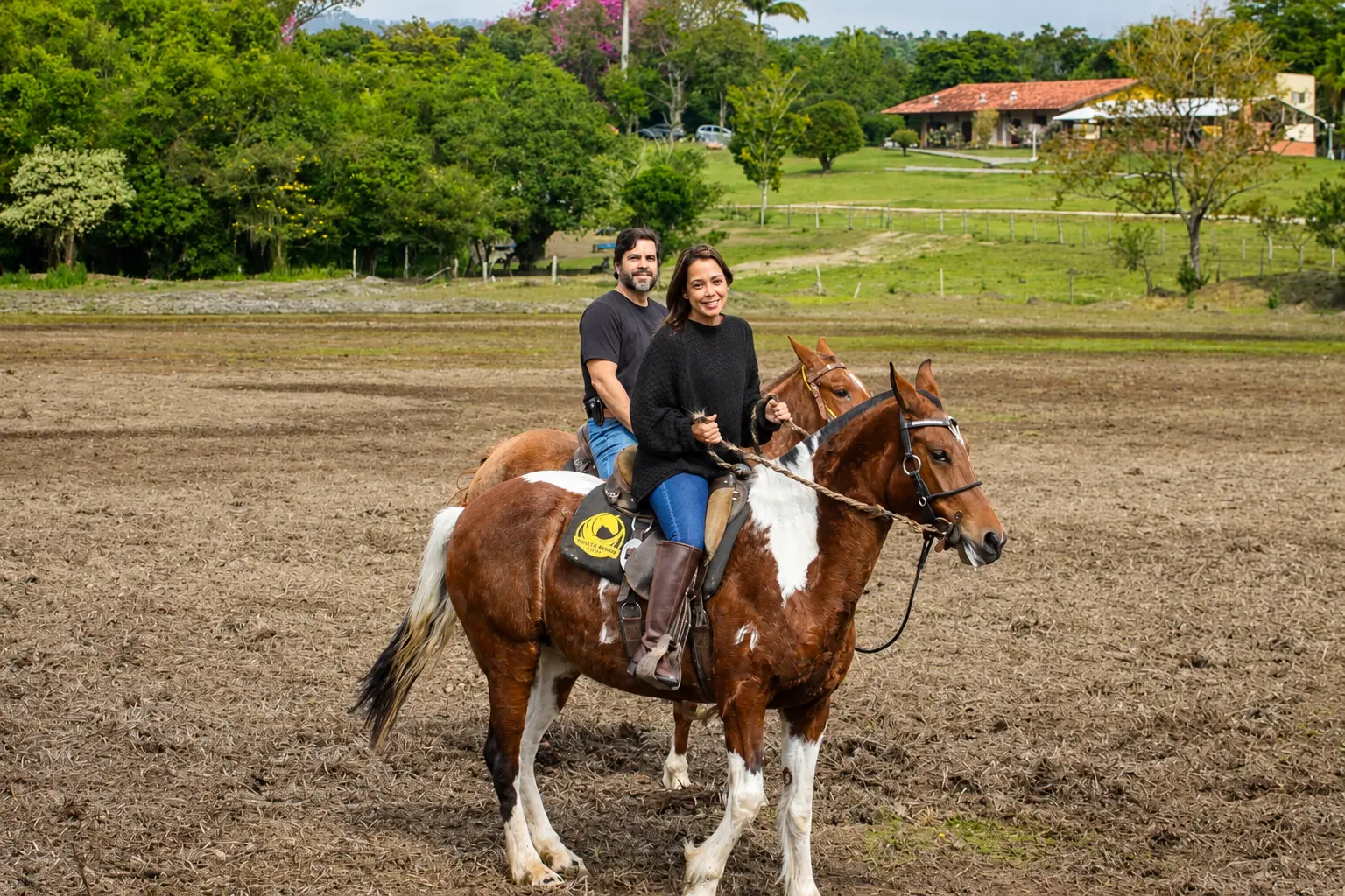 Casal cavalgando no Haras Porto Nobre