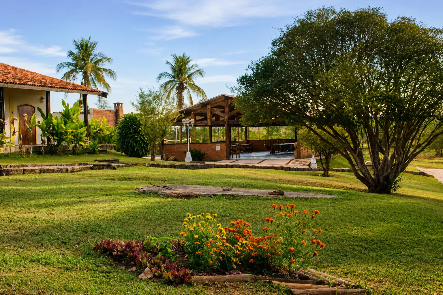 Jardins e área de convivência do haras