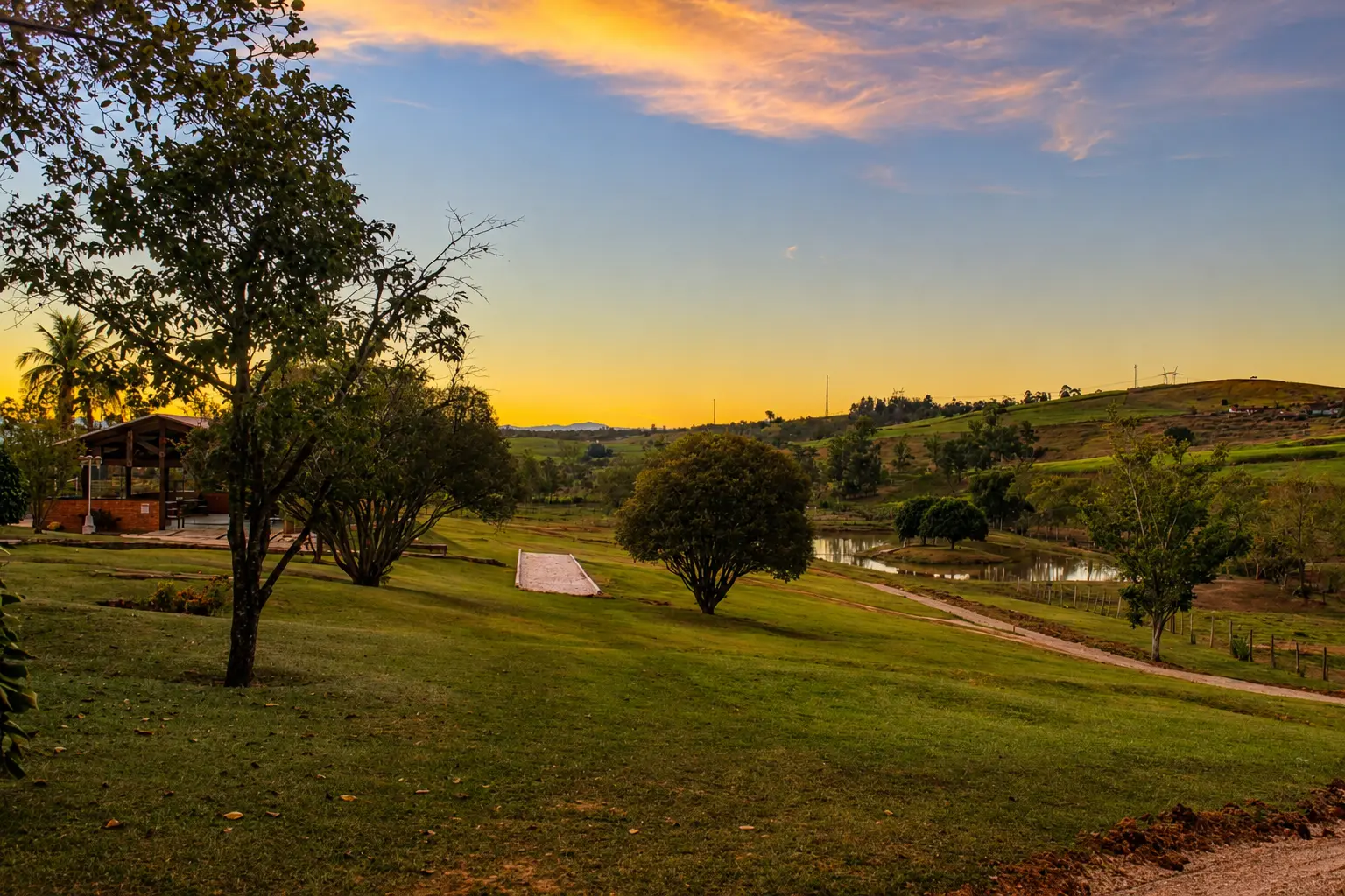 Paisagem do haras ao pôr do sol